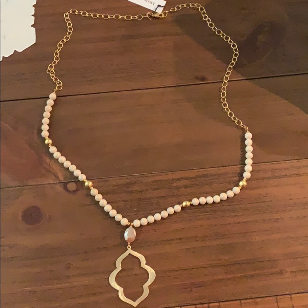Beige beaded necklace with gold accent beads